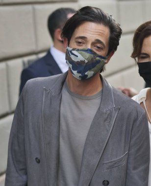 Aktris Adrien Brody, MFW 2021 Erkek Koleksiyonları sırasında Armani defilesinden önce fotoğrafçılara poz veriyor.
