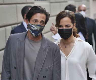Aktris Adrien Brody, MFW 2021 Erkek Koleksiyonları sırasında Armani defilesinden önce fotoğrafçılara poz veriyor.