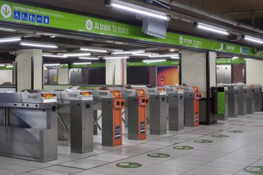  Milano Cadorna metro istasyonu. Cadorna, Milano yeraltı dünyasının 1 ve 2 numaralı hatlarında bulunan kırmızı ve yeşil hatlı bir istasyondur..