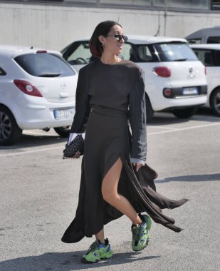 Miano moda haftasında Sportmax defilesinden önce moda blogcusu sokak tarzı kıyafet / kış koleksiyonları 2021 / 2022
