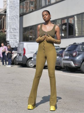 Miano moda haftasında Sportmax defilesinden önce moda blogcusu sokak tarzı kıyafet / kış koleksiyonları 2021 / 2022