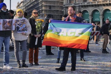  Piazza Duomo Milan 'daki Ukraynalı kadınların savaşa ve Rus lider Putin' e karşı protestosu