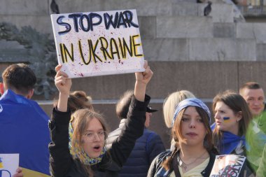  Piazza Duomo Milan 'daki Ukraynalı kadınların savaşa ve Rus lider Putin' e karşı protestosu