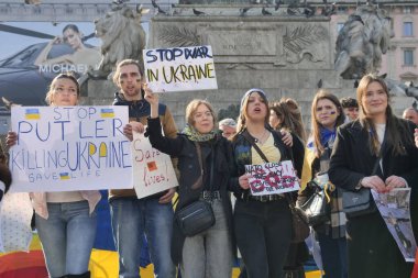  Piazza Duomo Milan 'daki Ukraynalı kadınların savaşa ve Rus lider Putin' e karşı protestosu