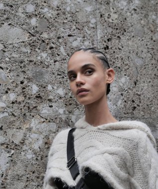 Milano moda haftasında yapılan Dolce E Gabbana moda gösterilerinden sonra fotoğrafçılara poz vermek / kış koleksiyonları 2021 / 2022