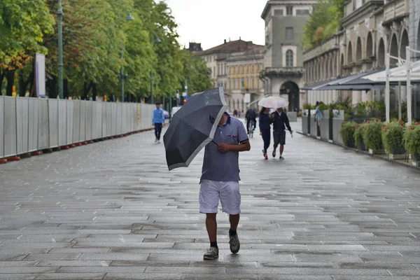 Αφού Άνθρωπος Της Βροχής Κλείσει Την Ομπρέλα — Φωτογραφία Αρχείου