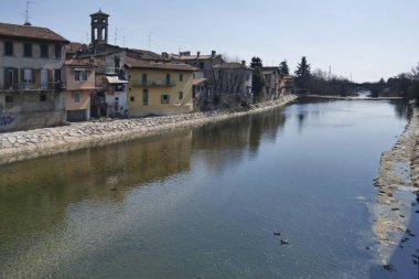 Lombardy 'deki su krizi, alarm eşiklerinin ötesindeki asgari su seviyesi. River Seriate, Bergamo, İtalya.