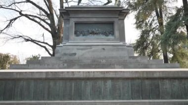 Sempione Park, Milan, Lombardy, İtalya 'da III. Napolyon bronz heykeli.