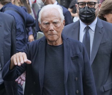 Giorgio Armani, Milano moda haftasında hayranları arasında yürüyüş yapıyor. Sonbahar / kış koleksiyonları 2020 / 2021