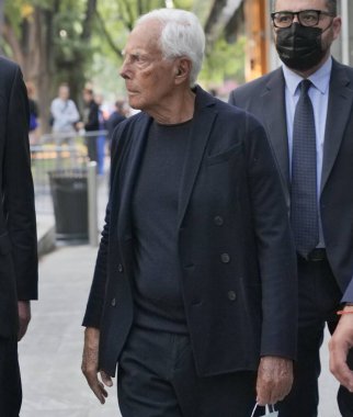Giorgio Armani, Milano moda haftasında hayranları arasında yürüyüş yapıyor. Sonbahar / kış koleksiyonları 2020 / 2021