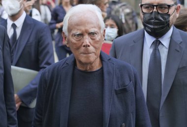 Giorgio Armani, Milano moda haftasında hayranları arasında yürüyüş yapıyor. Sonbahar / kış koleksiyonları 2020 / 2021