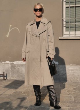 Caroline Daur, Milano moda haftasında Alberta Ferretti moda gösterisinden önce sonbahar / kış koleksiyonları 2021 / 2022