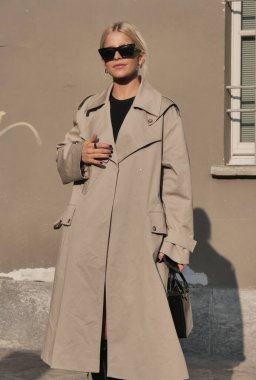 Caroline Daur, Milano moda haftasında Alberta Ferretti moda gösterisinden önce sonbahar / kış koleksiyonları 2021 / 2022