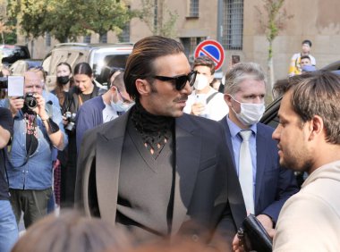 Milano moda haftası boyunca Alberta Ferretti moda defilesinden önceki moda konuğu 2021 / 2022 kış koleksiyonları