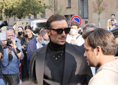 Milano moda haftası boyunca Alberta Ferretti moda defilesinden önceki moda konuğu 2021 / 2022 kış koleksiyonları