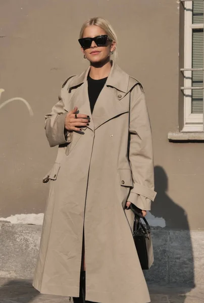 在2021 2022年秋季 冬季米拉诺时装周期间的阿尔伯塔费雷蒂时装秀前的卡罗琳杜尔 — 图库照片