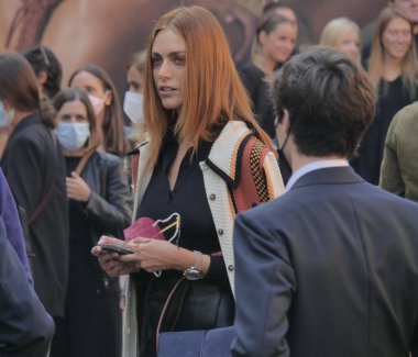 Milano moda haftasında Tods 'un defilesinden sonra oyuncu Miriam Leone, sonbahar / kış koleksiyonları 2021 / 2022