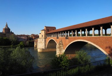 Ticino nehri üzerindeki Pavia 'nın 