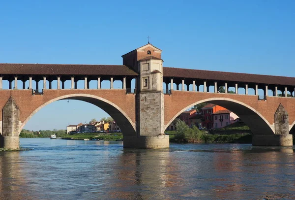 Ticino nehri üzerindeki Pavia 'nın 