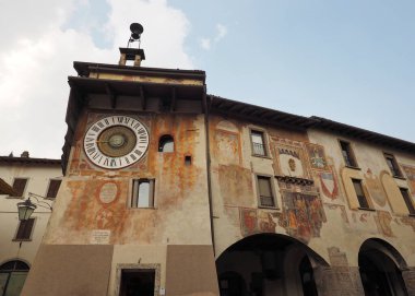  Clusone, gezegen saati. 1583 'te Pietro Fanzago tarafından ortaçağ kulesinde inşa edildi.