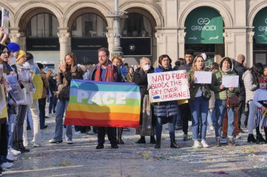 Duomo Meydanı 'ndaki Ukrayna halkının savaşı ve Rus lider Putin' i protesto etmesi