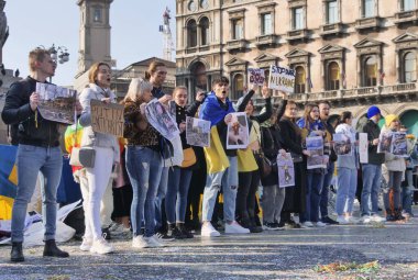 Duomo Meydanı 'ndaki Ukrayna halkının savaşı ve Rus lider Putin' i protesto etmesi