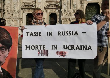 Duomo Meydanı 'ndaki Ukrayna halkının savaşı ve Rus lider Putin' i protesto etmesi