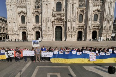 Duomo Meydanı 'ndaki Ukrayna halkının savaşı ve Rus lider Putin' i protesto etmesi