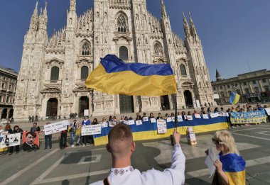 Duomo Meydanı 'ndaki Ukrayna halkının savaşı ve Rus lider Putin' i protesto etmesi