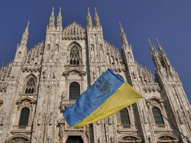 Duomo Meydanı 'ndaki Ukrayna halkının savaşı ve Rus lider Putin' i protesto etmesi