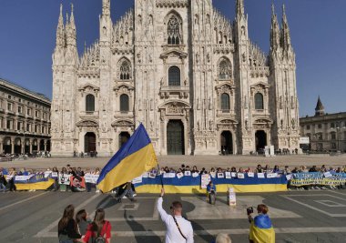Duomo Meydanı 'ndaki Ukrayna halkının savaşı ve Rus lider Putin' i protesto etmesi