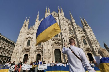 Duomo Meydanı 'ndaki Ukrayna halkının savaşı ve Rus lider Putin' i protesto etmesi