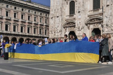 Duomo Meydanı 'ndaki Ukrayna halkının savaşı ve Rus lider Putin' i protesto etmesi
