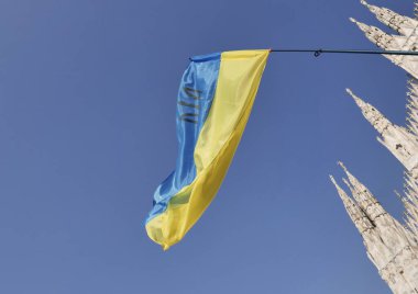 Duomo Meydanı 'ndaki Ukrayna halkının savaşı ve Rus lider Putin' i protesto etmesi