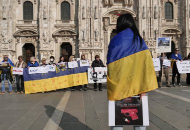 Duomo Meydanı 'ndaki Ukrayna halkının savaşı ve Rus lider Putin' i protesto etmesi