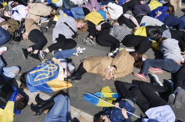 Duomo Meydanı 'ndaki Ukrayna halkının savaşı ve Rus lider Putin' i protesto etmesi