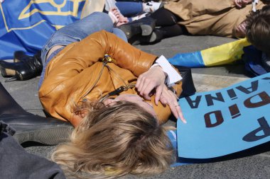 Duomo Meydanı 'ndaki Ukrayna halkının savaşı ve Rus lider Putin' i protesto etmesi