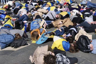 Duomo Meydanı 'ndaki Ukrayna halkının savaşı ve Rus lider Putin' i protesto etmesi