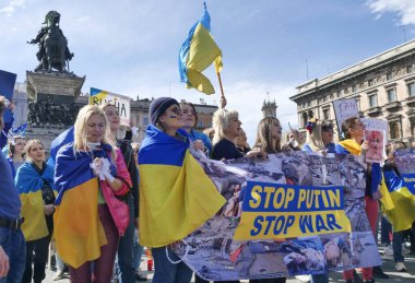 Duomo Meydanı 'ndaki Ukrayna halkının savaşı ve Rus lider Putin' i protesto etmesi