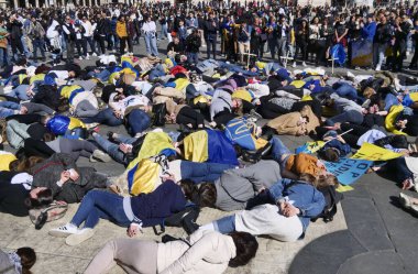 Duomo Meydanı 'ndaki Ukrayna halkının savaşı ve Rus lider Putin' i protesto etmesi