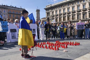 Duomo Meydanı 'ndaki Ukrayna halkının savaşı ve Rus lider Putin' i protesto etmesi