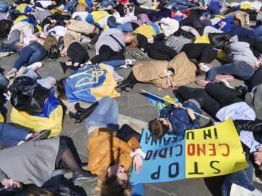 Duomo Meydanı 'ndaki Ukrayna halkının savaşı ve Rus lider Putin' i protesto etmesi