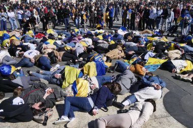 Duomo Meydanı 'ndaki Ukrayna halkının savaşı ve Rus lider Putin' i protesto etmesi
