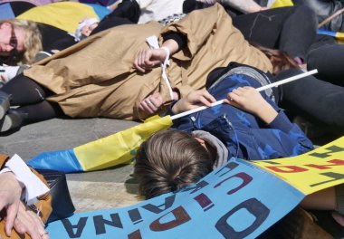 Duomo Meydanı 'ndaki Ukrayna halkının savaşı ve Rus lider Putin' i protesto etmesi