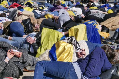 Duomo Meydanı 'ndaki Ukrayna halkının savaşı ve Rus lider Putin' i protesto etmesi
