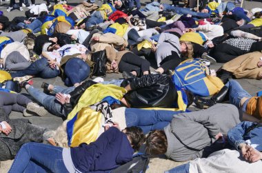 Duomo Meydanı 'ndaki Ukrayna halkının savaşı ve Rus lider Putin' i protesto etmesi