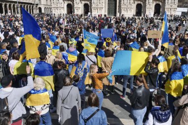 Duomo Meydanı 'ndaki Ukrayna halkının savaşı ve Rus lider Putin' i protesto etmesi
