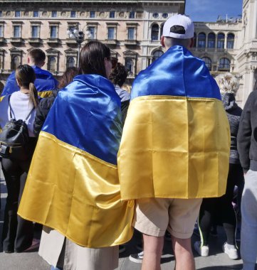 Duomo Meydanı 'ndaki Ukrayna halkının savaşı ve Rus lider Putin' i protesto etmesi