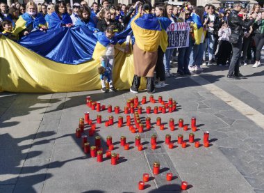 Duomo Meydanı 'ndaki Ukrayna halkının savaşı ve Rus lider Putin' i protesto etmesi