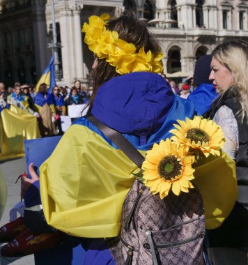 Duomo Meydanı 'ndaki Ukrayna halkının savaşı ve Rus lider Putin' i protesto etmesi